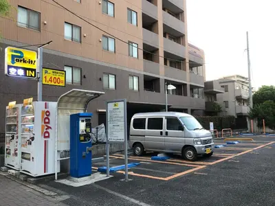 a van parked at a gas station next to a building at 102 \u5c71\u624b\u7ebf\u8fd1\u4e0a\u91ce\u4e00\u7ad9\u6e29\u99a8\u65b0\u516c\u5bd3 in Tokyo