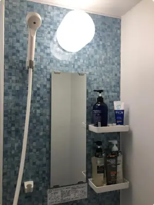 a bathroom with a mirror and a light at 102 \u5c71\u624b\u7ebf\u8fd1\u4e0a\u91ce\u4e00\u7ad9\u6e29\u99a8\u65b0\u516c\u5bd3 in Tokyo