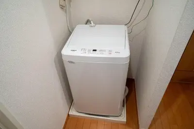 a washing machine in the corner of a room at \u30e6\u30ca\u30a4\u30c6\u30c3\u30c9\u30b0\u30ed\u30fc\u7530\u7aef\u65b0\u753a in Tokyo