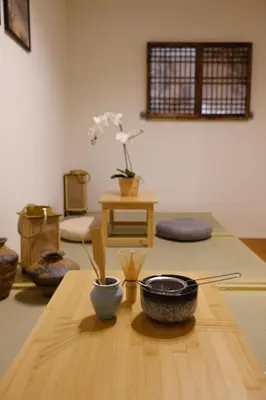 a room with a wooden table with bowls and chopsticks at Mi-Villa Aprire Yotsuya in Tokyo