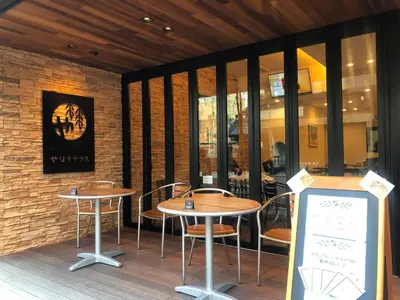 two tables and chairs in front of a restaurant at 103\u53f7 \u5c71\u624b\u7ebf\u8fd1\u4e0a\u91ce\u4e00\u7ad9\u6e29\u99a8\u65b0\u516c\u5bd3 in Tokyo