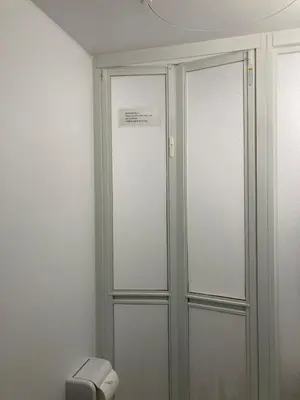 a bathroom with two glass doors and a toilet at 103\u53f7 \u5c71\u624b\u7ebf\u8fd1\u4e0a\u91ce\u4e00\u7ad9\u6e29\u99a8\u65b0\u516c\u5bd3 in Tokyo