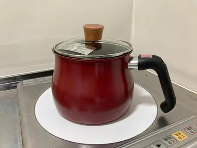 a red pot sitting on top of a stove at 103\u53f7 \u5c71\u624b\u7ebf\u8fd1\u4e0a\u91ce\u4e00\u7ad9\u6e29\u99a8\u65b0\u516c\u5bd3 in Tokyo