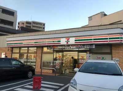 a white car parked in front of a store at 103\u53f7 \u5c71\u624b\u7ebf\u8fd1\u4e0a\u91ce\u4e00\u7ad9\u6e29\u99a8\u65b0\u516c\u5bd3 in Tokyo