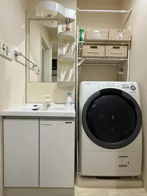 a bathroom with a washing machine and a mirror at \u9326\u7cf8\u753a-601 in Tokyo