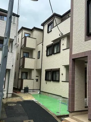 a building with a tennis court in front of it at Km202\u4e0a\u6c60\u888b in Tokyo