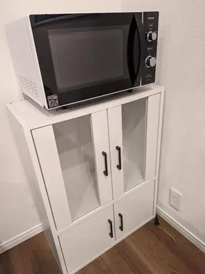a white cabinet with a microwave on top of it at \u65b0\u5bbf\u306e\u4e00\u8ed2\u5bb6 90\u5e73\u7c73 \u99d0\u8eca\u5834\u4ed8 3\u5bdd\u5ba47\u30d9\u30c3\u30c9 \u6771\u65b0\u5bbf\u99c5\u5f92\u6b699\u5206 in Tokyo