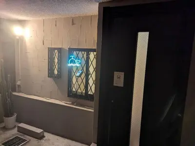 a door with a sign on it in a bathroom at \u65b0\u5bbf\u306e\u4e00\u8ed2\u5bb6 90\u5e73\u7c73 \u99d0\u8eca\u5834\u4ed8 3\u5bdd\u5ba47\u30d9\u30c3\u30c9 \u6771\u65b0\u5bbf\u99c5\u5f92\u6b699\u5206 in Tokyo