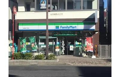 a store on the side of a city street at \u65b0\u5bbf\u306e\u4e00\u8ed2\u5bb6 90\u5e73\u7c73 \u99d0\u8eca\u5834\u4ed8 3\u5bdd\u5ba47\u30d9\u30c3\u30c9 \u6771\u65b0\u5bbf\u99c5\u5f92\u6b699\u5206 in Tokyo