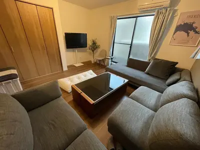 a living room with two couches and a tv at \u65b0\u5bbf\u306e\u4e00\u8ed2\u5bb6 90\u5e73\u7c73 \u99d0\u8eca\u5834\u4ed8 3\u5bdd\u5ba47\u30d9\u30c3\u30c9 \u6771\u65b0\u5bbf\u99c5\u5f92\u6b699\u5206 in Tokyo