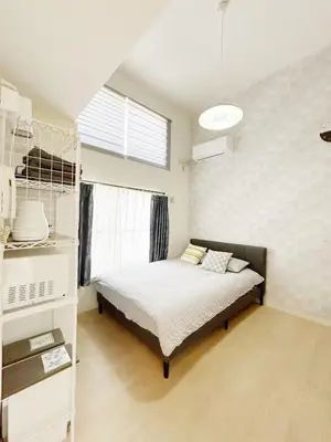 a bedroom with a bed and a window at Shinjuku\u5927\u4e45\u4fdd\u97e9\u56fd\u6b65\u884c\u8857#JR\u65b0\u5927\u4e45\u4fdd\u7ad9\u6b65\u884c4\u5206\u949f#\u8dc3\u5c42loft\u7684\u7cbe\u81f4\u516c\u5bd3#\u9ad8\u901f\u65e0\u9650\u5236\u7f51\u7edc#B201 in Tokyo