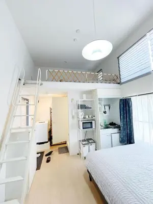 a bedroom with a bunk bed and a ladder at Shinjuku\u5927\u4e45\u4fdd\u97e9\u56fd\u6b65\u884c\u8857#JR\u65b0\u5927\u4e45\u4fdd\u7ad9\u6b65\u884c4\u5206\u949f#\u8dc3\u5c42loft\u7684\u7cbe\u81f4\u516c\u5bd3#\u9ad8\u901f\u65e0\u9650\u5236\u7f51\u7edc#B201 in Tokyo