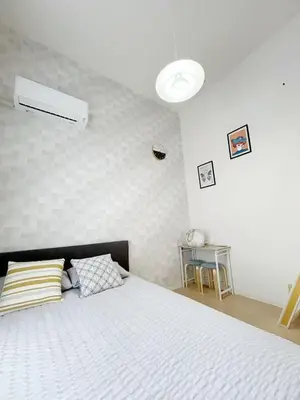 a bedroom with a white bed and a white ceiling at Shinjuku\u5927\u4e45\u4fdd\u97e9\u56fd\u6b65\u884c\u8857#JR\u65b0\u5927\u4e45\u4fdd\u7ad9\u6b65\u884c4\u5206\u949f#\u8dc3\u5c42loft\u7684\u7cbe\u81f4\u516c\u5bd3#\u9ad8\u901f\u65e0\u9650\u5236\u7f51\u7edc#B201 in Tokyo