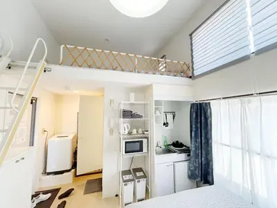 a room with a loft bed and a kitchen at Shinjuku\u5927\u4e45\u4fdd\u97e9\u56fd\u6b65\u884c\u8857#JR\u65b0\u5927\u4e45\u4fdd\u7ad9\u6b65\u884c4\u5206\u949f#\u8dc3\u5c42loft\u7684\u7cbe\u81f4\u516c\u5bd3#\u9ad8\u901f\u65e0\u9650\u5236\u7f51\u7edc#B201 in Tokyo