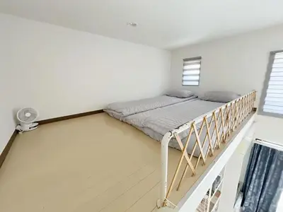 a bedroom with a bed in a white room at Shinjuku\u5927\u4e45\u4fdd\u97e9\u56fd\u6b65\u884c\u8857#JR\u65b0\u5927\u4e45\u4fdd\u7ad9\u6b65\u884c4\u5206\u949f#\u8dc3\u5c42loft\u7684\u7cbe\u81f4\u516c\u5bd3#\u9ad8\u901f\u65e0\u9650\u5236\u7f51\u7edc#B201 in Tokyo