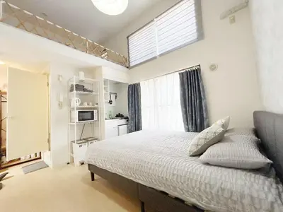 a bedroom with a large bed and a window at Shinjuku\u5927\u4e45\u4fdd\u97e9\u56fd\u6b65\u884c\u8857#JR\u65b0\u5927\u4e45\u4fdd\u7ad9\u6b65\u884c4\u5206\u949f#\u8dc3\u5c42loft\u7684\u7cbe\u81f4\u516c\u5bd3#\u9ad8\u901f\u65e0\u9650\u5236\u7f51\u7edc#B201 in Tokyo