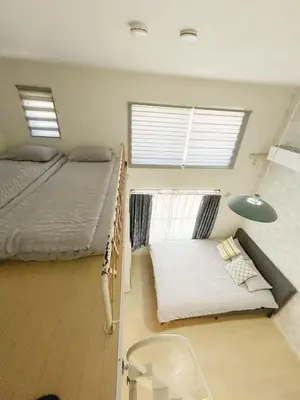 a bedroom with two beds and a desk in it at Shinjuku\u5927\u4e45\u4fdd\u97e9\u56fd\u6b65\u884c\u8857#JR\u65b0\u5927\u4e45\u4fdd\u7ad9\u6b65\u884c4\u5206\u949f#\u8dc3\u5c42loft\u7684\u7cbe\u81f4\u516c\u5bd3#\u9ad8\u901f\u65e0\u9650\u5236\u7f51\u7edc#B201 in Tokyo