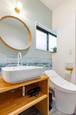 a bathroom with a white sink and a mirror at jtr\u65b0\u5c0f\u5ca92\u4e01\u76ee in Tokyo