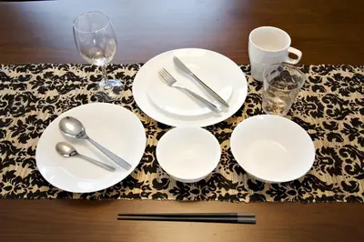 a table with white plates and silverware on a table at \u30b0\u30ec\u30a4\u30b9\u5411\u5cf6 302 in Tokyo