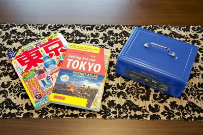 two books and a suitcase on a table at \u30b0\u30ec\u30a4\u30b9\u5411\u5cf6 302 in Tokyo