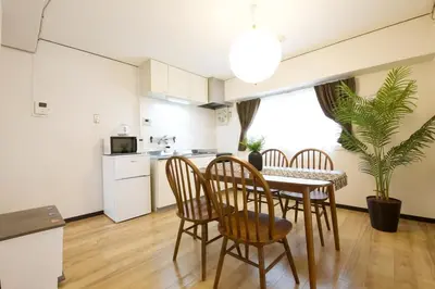 a kitchen and dining room with a table and chairs at \u30b0\u30ec\u30a4\u30b9\u5411\u5cf6 302 in Tokyo