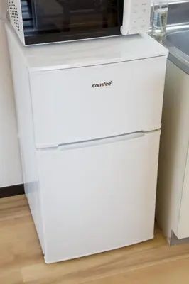 a white refrigerator with a microwave on top of it at \u30b0\u30ec\u30a4\u30b9\u5411\u5cf6 302 in Tokyo