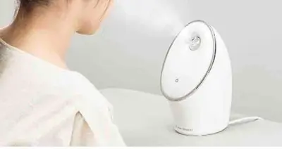 a woman in a white shirt looking at a mirror at 201\u53f7 \u5c71\u624b\u7ebf\u8fd1\u4e0a\u91ce\u4e00\u7ad9\u590d\u5f0f\u6e29\u99a8\u65b0\u516c\u5bd3 in Tokyo