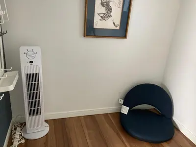 a corner of a room with a blue bed and a radiator at 201\u53f7 \u5c71\u624b\u7ebf\u8fd1\u4e0a\u91ce\u4e00\u7ad9\u590d\u5f0f\u6e29\u99a8\u65b0\u516c\u5bd3 in Tokyo