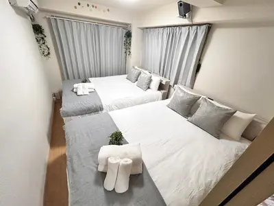 two beds in a room with white sheets and pillows at ying-Kabukicho 1F-SJ0066 in Tokyo