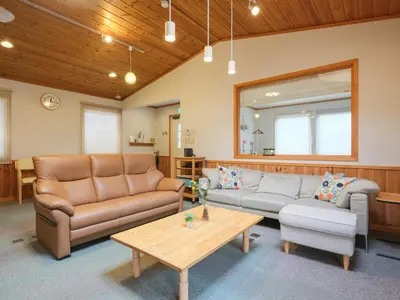 a living room with a couch and a table at Urayasu Horie House -\u6d66\u5b89\u5800\u6c5f\u30cf\u30a6\u30b9- Disneyland\u307e\u3067\u7d0430\u5206 Wi-Fi \u99d0\u8eca\u5834\u4ed8\u30671\u68df\u8cb8\u5207 in Tokyo
