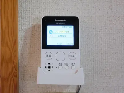 a cell phone is plugged into a wall at Urayasu Horie House -\u6d66\u5b89\u5800\u6c5f\u30cf\u30a6\u30b9- Disneyland\u307e\u3067\u7d0430\u5206 Wi-Fi \u99d0\u8eca\u5834\u4ed8\u30671\u68df\u8cb8\u5207 in Tokyo