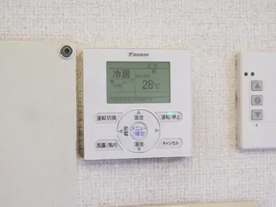 a digital thermometer on a wall with at Urayasu Horie House -\u6d66\u5b89\u5800\u6c5f\u30cf\u30a6\u30b9- Disneyland\u307e\u3067\u7d0430\u5206 Wi-Fi \u99d0\u8eca\u5834\u4ed8\u30671\u68df\u8cb8\u5207 in Tokyo