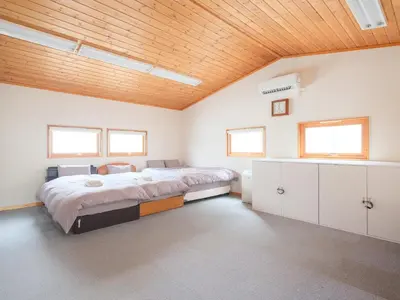 a bedroom with a bed and a wooden ceiling at Urayasu Horie House -\u6d66\u5b89\u5800\u6c5f\u30cf\u30a6\u30b9- Disneyland\u307e\u3067\u7d0430\u5206 Wi-Fi \u99d0\u8eca\u5834\u4ed8\u30671\u68df\u8cb8\u5207 in Tokyo