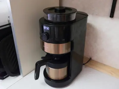 a coffee maker is sitting on a counter at Urayasu Horie House -\u6d66\u5b89\u5800\u6c5f\u30cf\u30a6\u30b9- Disneyland\u307e\u3067\u7d0430\u5206 Wi-Fi \u99d0\u8eca\u5834\u4ed8\u30671\u68df\u8cb8\u5207 in Tokyo