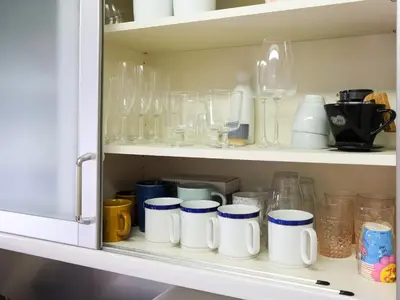 a cupboard filled with lots of glasses and mugs at Urayasu Horie House -\u6d66\u5b89\u5800\u6c5f\u30cf\u30a6\u30b9- Disneyland\u307e\u3067\u7d0430\u5206 Wi-Fi \u99d0\u8eca\u5834\u4ed8\u30671\u68df\u8cb8\u5207 in Tokyo