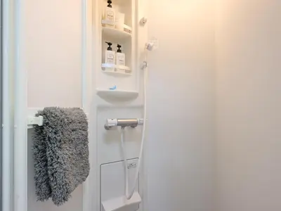 a bathroom with a shower and a sink at Urayasu Horie House -\u6d66\u5b89\u5800\u6c5f\u30cf\u30a6\u30b9- Disneyland\u307e\u3067\u7d0430\u5206 Wi-Fi \u99d0\u8eca\u5834\u4ed8\u30671\u68df\u8cb8\u5207 in Tokyo