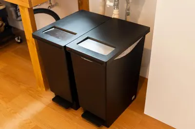 a black trash can sitting on the floor at Yadori\u795e\u697d\u5742 in Tokyo