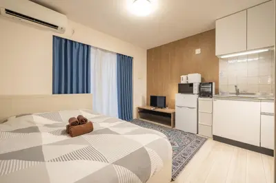 a bedroom with a bed with a teddy bear on it at BO303 \u30ab\u30c3\u30d7\u30eb\u306b\u6700\u9069 \u6d45\u8349\u5bfa\u305d\u3070 \u65e5\u672c\u4ebaSuperHost in Tokyo