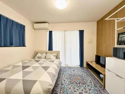 a hotel room with a bed and a television at BO303 \u30ab\u30c3\u30d7\u30eb\u306b\u6700\u9069 \u6d45\u8349\u5bfa\u305d\u3070 \u65e5\u672c\u4ebaSuperHost in Tokyo