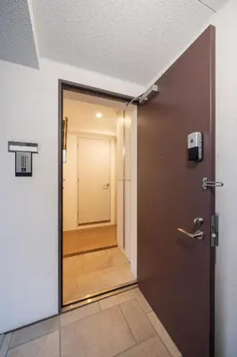 a door leading to a hallway with a door at BO303 \u30ab\u30c3\u30d7\u30eb\u306b\u6700\u9069 \u6d45\u8349\u5bfa\u305d\u3070 \u65e5\u672c\u4ebaSuperHost in Tokyo