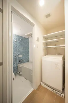 a small bathroom with a shower and a toilet at BO303 \u30ab\u30c3\u30d7\u30eb\u306b\u6700\u9069 \u6d45\u8349\u5bfa\u305d\u3070 \u65e5\u672c\u4ebaSuperHost in Tokyo