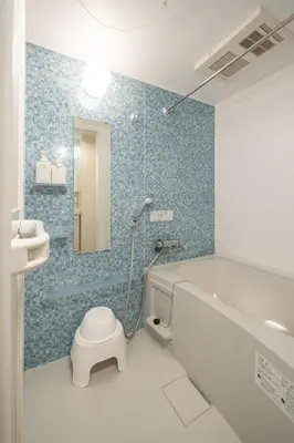 a bathroom with a tub and a toilet and a sink at BO303 \u30ab\u30c3\u30d7\u30eb\u306b\u6700\u9069 \u6d45\u8349\u5bfa\u305d\u3070 \u65e5\u672c\u4ebaSuperHost in Tokyo