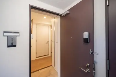 a door leading to a hallway with a basketball hoop at BO303 \u30ab\u30c3\u30d7\u30eb\u306b\u6700\u9069 \u6d45\u8349\u5bfa\u305d\u3070 \u65e5\u672c\u4ebaSuperHost in Tokyo
