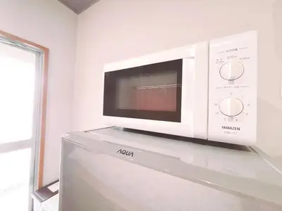 a microwave sitting on top of a refrigerator at 308, Shinjuku Apt, Jr Yamanote Line, JR\u5c71\u624b\u7ebf \u9ad8\u7530\u99ac\u5834\u99c5\u6b69\u884c5\u5206 \u65b0\u5bbf \u79cb\u53f6\u539f \u6c60\u888b \u6da9\u8c37 \u516d\u672c\u6728 \u4e0a\u91ce\u76f4\u8fbe in Tokyo