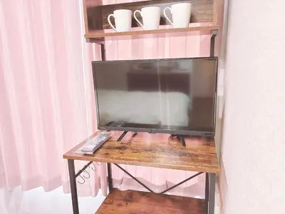 a tv sitting on a wooden table with a remote control at 308, Shinjuku Apt, Jr Yamanote Line, JR\u5c71\u624b\u7ebf \u9ad8\u7530\u99ac\u5834\u99c5\u6b69\u884c5\u5206 \u65b0\u5bbf \u79cb\u53f6\u539f \u6c60\u888b \u6da9\u8c37 \u516d\u672c\u6728 \u4e0a\u91ce\u76f4\u8fbe in Tokyo