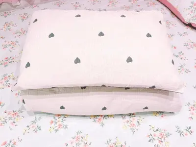 a pillow with polka dots on it on a bed at 308, Shinjuku Apt, Jr Yamanote Line, JR\u5c71\u624b\u7ebf \u9ad8\u7530\u99ac\u5834\u99c5\u6b69\u884c5\u5206 \u65b0\u5bbf \u79cb\u53f6\u539f \u6c60\u888b \u6da9\u8c37 \u516d\u672c\u6728 \u4e0a\u91ce\u76f4\u8fbe in Tokyo