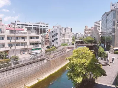 a river in the middle of a city with buildings at 308, Shinjuku Apt, Jr Yamanote Line, JR\u5c71\u624b\u7ebf \u9ad8\u7530\u99ac\u5834\u99c5\u6b69\u884c5\u5206 \u65b0\u5bbf \u79cb\u53f6\u539f \u6c60\u888b \u6da9\u8c37 \u516d\u672c\u6728 \u4e0a\u91ce\u76f4\u8fbe in Tokyo
