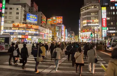 a group of people crossing a busy city street at night at 308, Shinjuku Apt, Jr Yamanote Line, JR\u5c71\u624b\u7ebf \u9ad8\u7530\u99ac\u5834\u99c5\u6b69\u884c5\u5206 \u65b0\u5bbf \u79cb\u53f6\u539f \u6c60\u888b \u6da9\u8c37 \u516d\u672c\u6728 \u4e0a\u91ce\u76f4\u8fbe in Tokyo