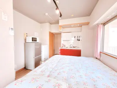 a bedroom with a large bed in a room at 308, Shinjuku Apt, Jr Yamanote Line, JR\u5c71\u624b\u7ebf \u9ad8\u7530\u99ac\u5834\u99c5\u6b69\u884c5\u5206 \u65b0\u5bbf \u79cb\u53f6\u539f \u6c60\u888b \u6da9\u8c37 \u516d\u672c\u6728 \u4e0a\u91ce\u76f4\u8fbe in Tokyo