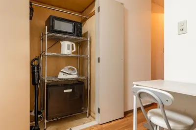 a room with a desk and a microwave and a television at \u30a2\u30b9\u30d4\u30a2302 in Tokyo